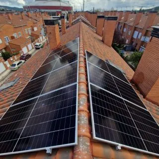 Instalación de paneles solares realizada por Megksolar