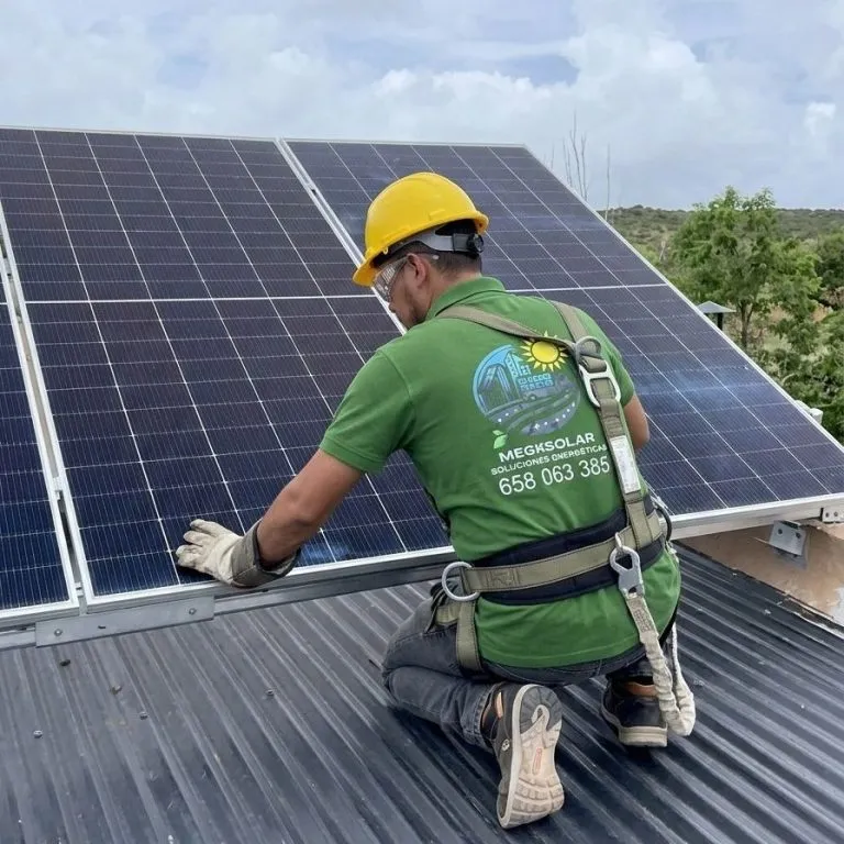 Técnico de Megksolar durante un trabajo de instalación solar